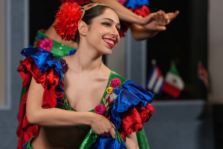 Bosphorus Birthday Cruise Tickets : DINNER CRUISE WITH BIRTHDAY CAKE AND SONG - BEST TABLE