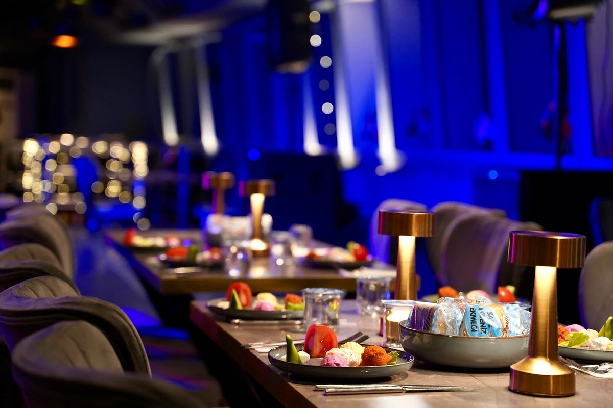 Bosphorus Birthday Cruise Tickets : DINNER CRUISE WITH BIRTHDAY CAKE AND SONG - BEST TABLE